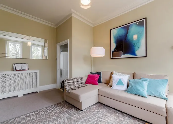 Earls Court Apartments By Basetogo